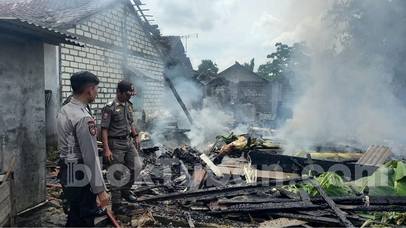 Tinggalkan Kompor Menyala, Bangunan Rumah Warga di Tuban Hangus Terbakar