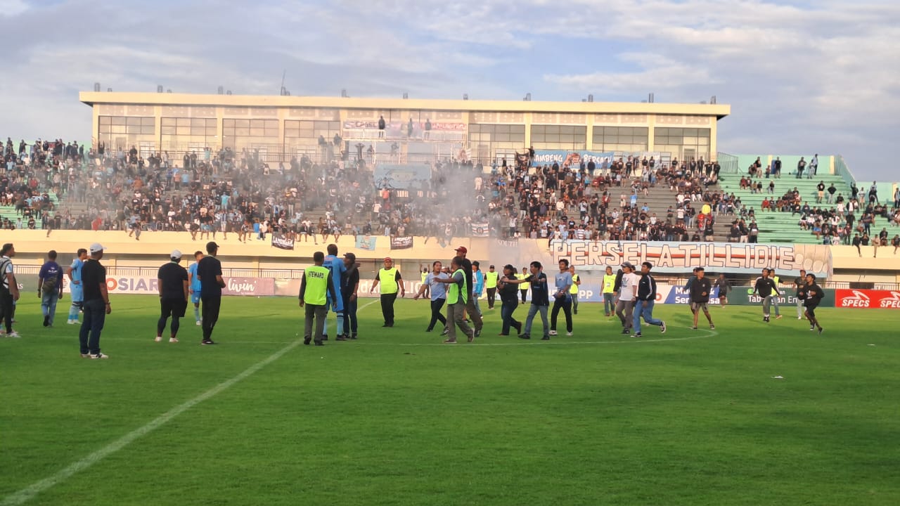 Laga Persela vs Malut Ditutup dengan Protes Suporter yang Turun ke Lapangan
