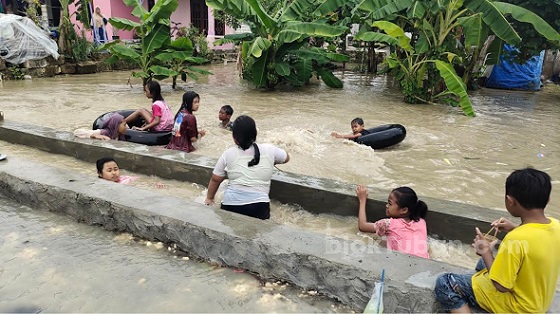 Banjir di Permukiman Warga Tuban Jadi Ajang Bermain Air Gratis Anak-anak