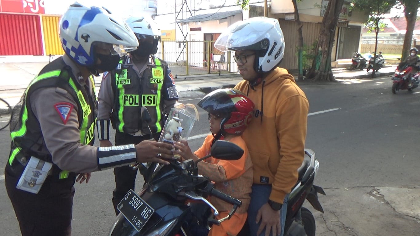 Bagi boneka, Cara Satlantas Polres Tuban Edukasi dan Apresiasi Keselamatan Berkendara