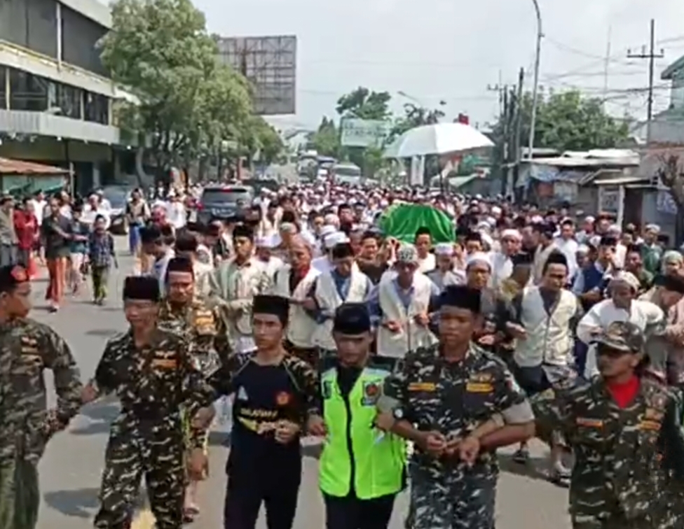 Perjalanan Akhir: Mengantar KH. Mohammad Khozin Bin Kyai Rofi'i ke Peristirahatan Terakhir