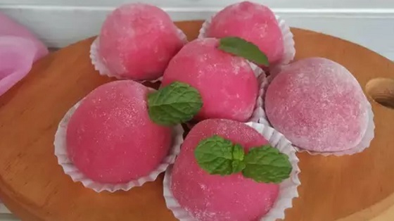 Resep Mochi Buah Naga dengan Isian Uti Kelapa