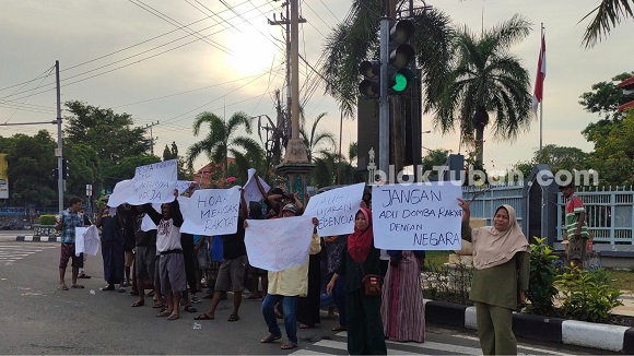 Bela KPPS, Massa Suarakan Protes di Depan Gedung DPRD Tuban