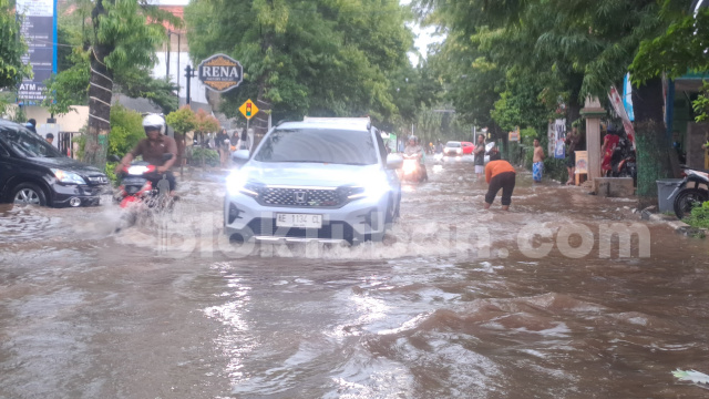 1 Jam Diterjang Hujan Deras, Jalanan di Tuban Kota Terendam Air