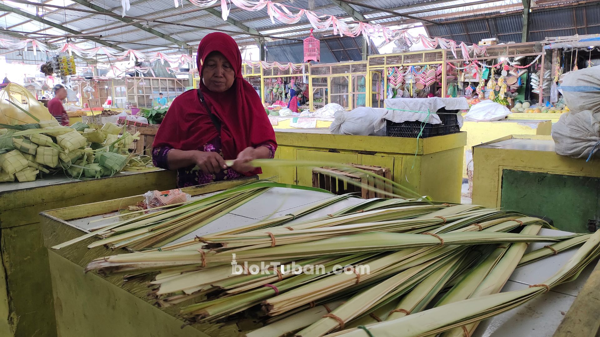 Jelang Malam Nisfu Syakban, Pedagang Janur di Tuban Menjamur