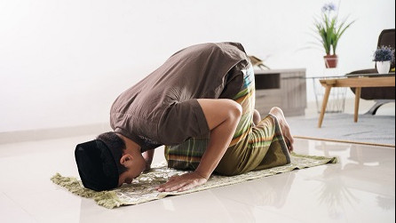 Aurat Terlihat Ketika Sujud, Apakah Salatnya Batal?
