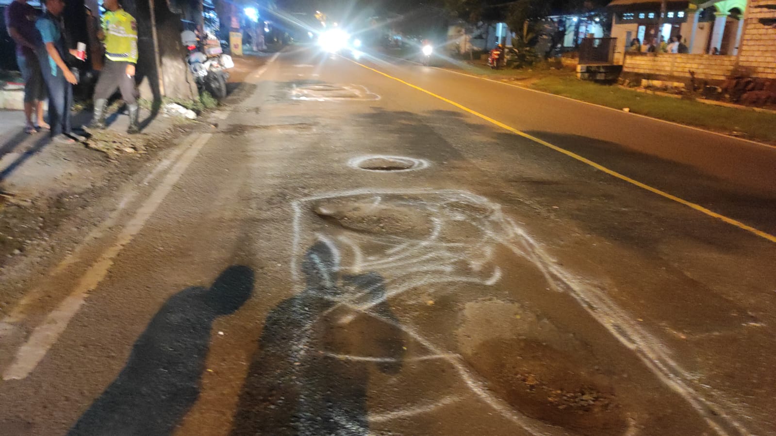 Pasangan Muda Alami Kecelakaan Akibat Jalan Berlubang di Tuban