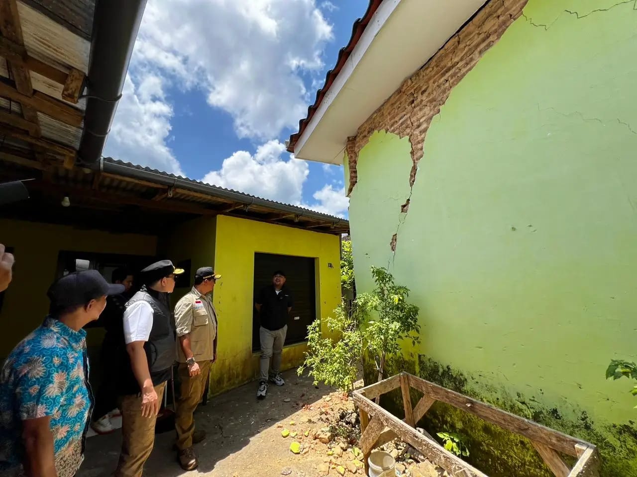 4.679 Rumah Rusak Pasca Gempa M6.5, Ribuan Warga di Jatim Mengungsi