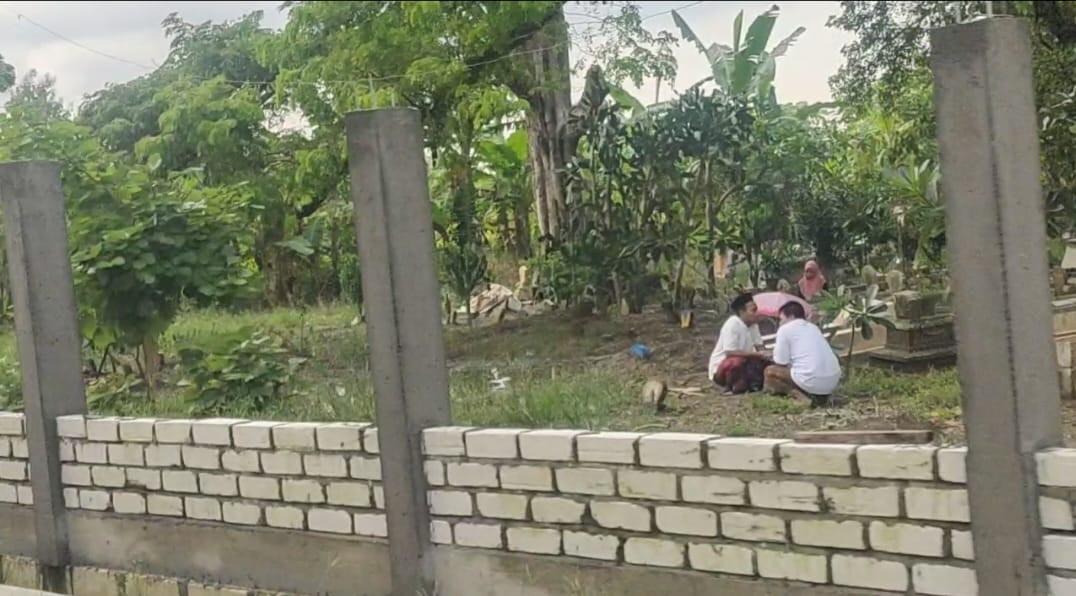 Warga Tuban Padati TPU untuk Bersih-bersih dan Berziarah Jelang Ramadan