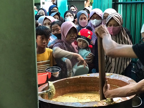 Antrean Panjang untuk Bubur Muhdor, Kisah Keistimewaan Menu Ramadan di Tuban