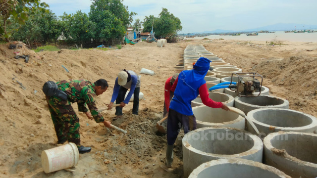 Cegah Abrasi Makin Parah, Warga Pesisir Tuban Bangun Tanggul Sepanjang 55 Meter