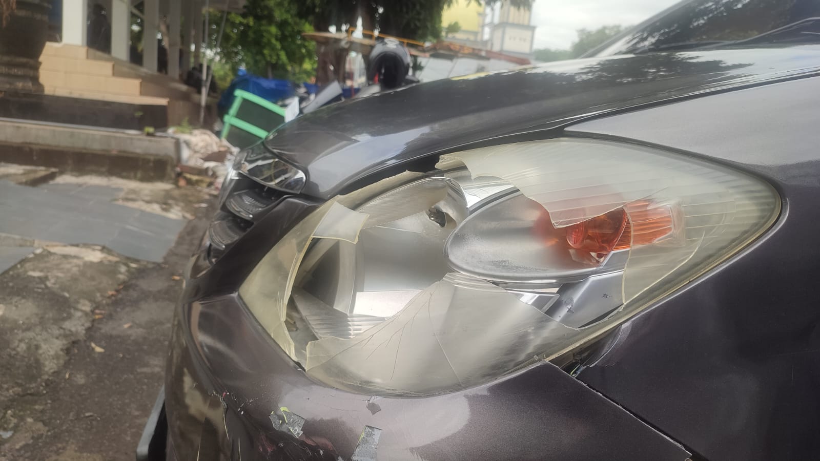 Kaca Lampu Mobil Petugas Pecah dalam Aksi Peringkusan Remaja di Tuban