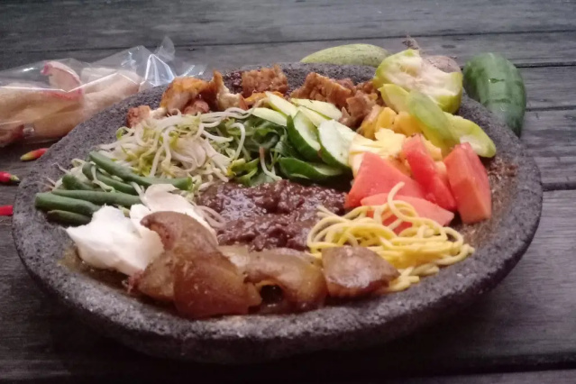Resep Rujak Cingur Surabaya Nendang Rasa Bumbu Kacangnya