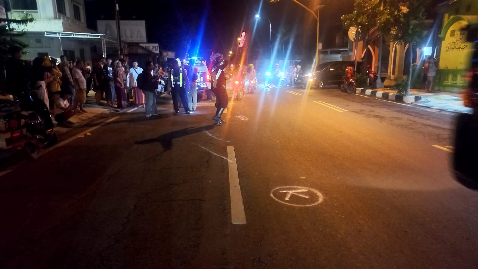 Tabrakan Truk vs Sepeda Motor di Tuban, Ada Korban Luka Berat