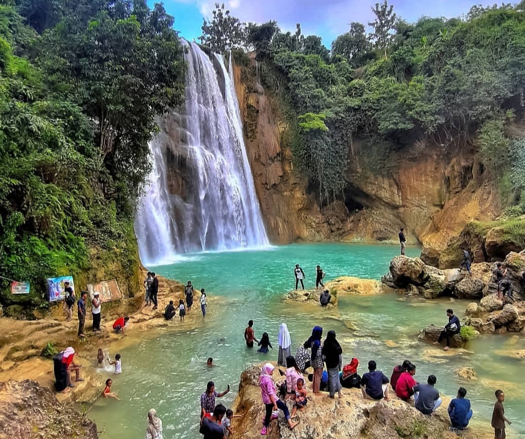 Memikat Mata dan Hati Keindahan Air Terjun Nglirip Tuban