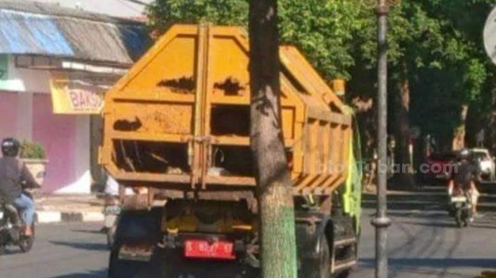 Bak Truk Sampah di Tuban Bolong Tuai Kritikan Warganet