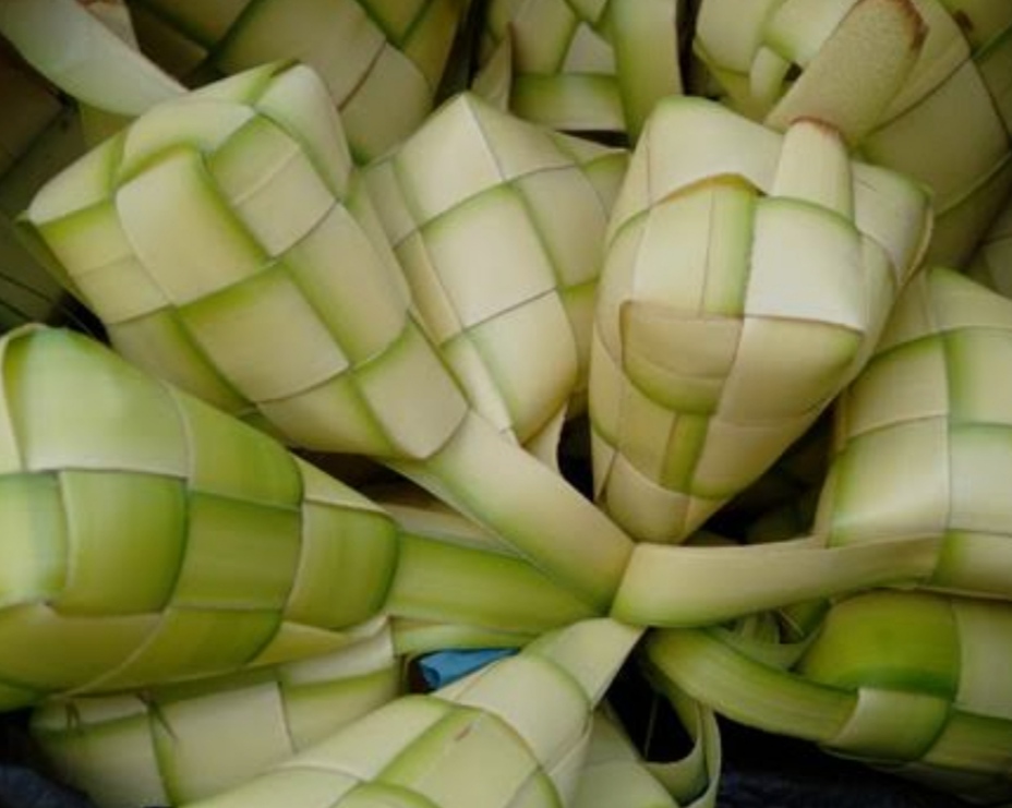 Harga Selongsong Ketupat Janur dan Daun Lontar di Pasar Tuban