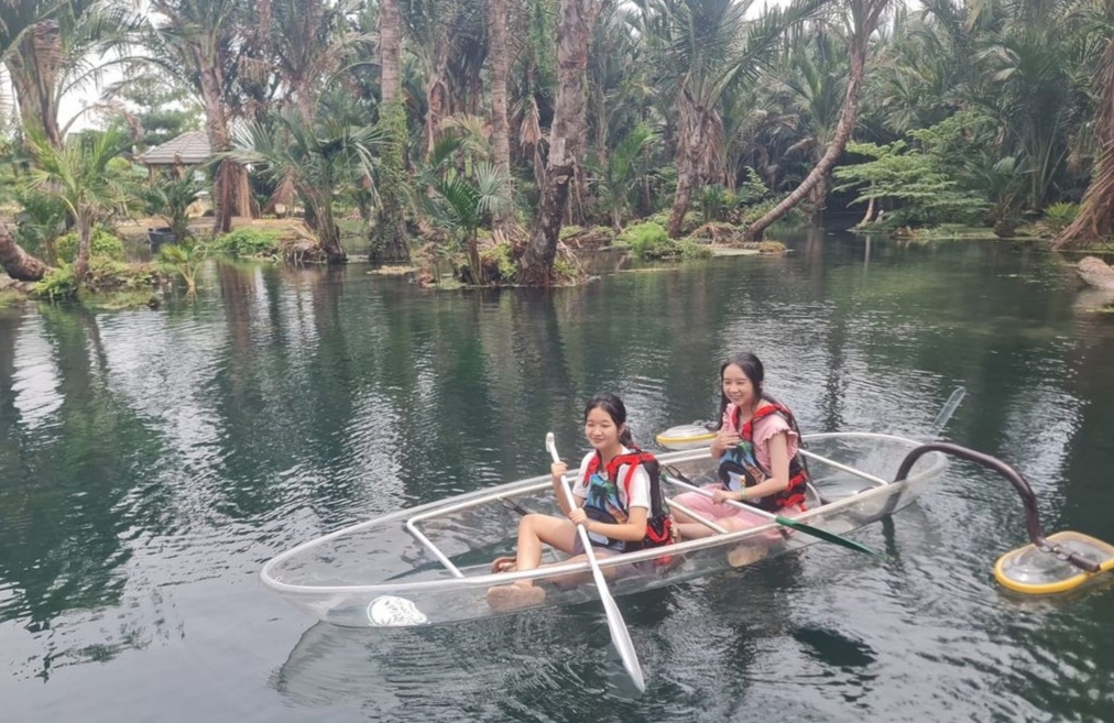 Bermain Kano Kaca di Suruan Ecopark Tuban