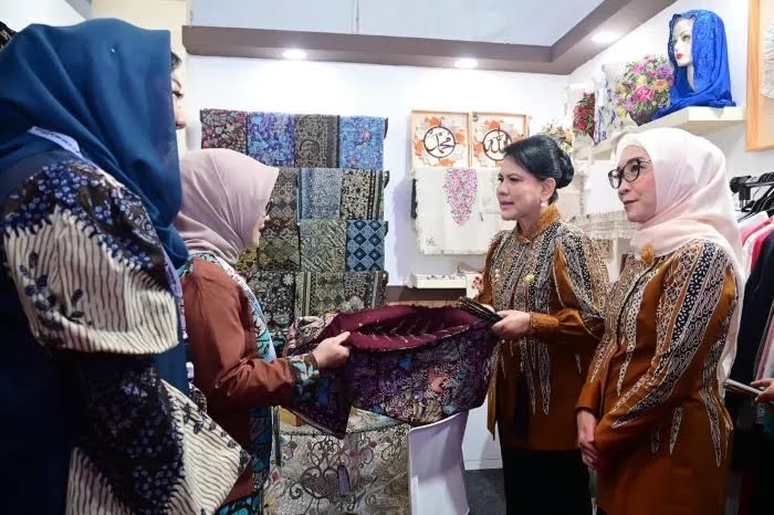 Ibu Negara dan Ketua Dekranas Borong Batik Khas Tuban