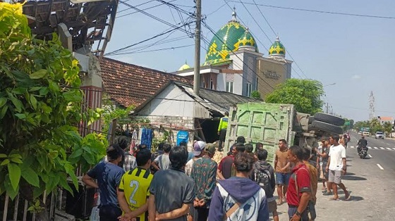 Hindari Bus Menyalip, Dump Truk Tronton Terguling di Jalan Tuban-Widang