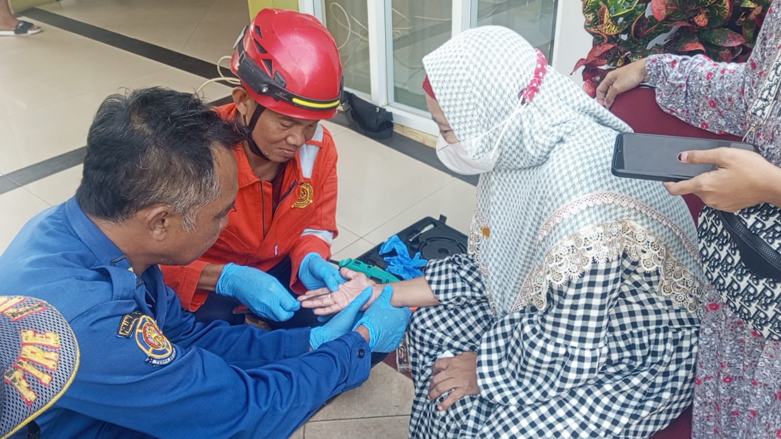 Hendak Operasi, Pasien Diabetes RSUD Koesma Tuban Minta Bantuan Damkar untuk Lepas Cincin