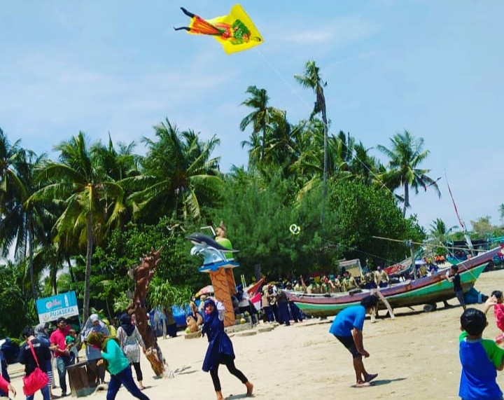 Long Weekend, Kunjungan Wisatawan Pantai Kelapa Tuban Capai 1.000 Orang