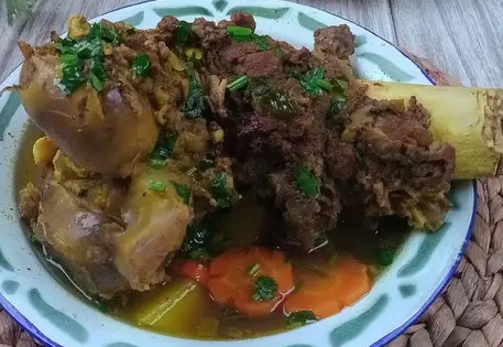 Resep Sop Stengkel, Rasakan Nikmatnya Nyeruput Sumsum Sapi