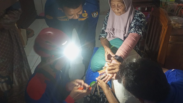 Damkar Tuban Bantu Lepas Cincin yang Sebabkan Jari Lansia Membengkak