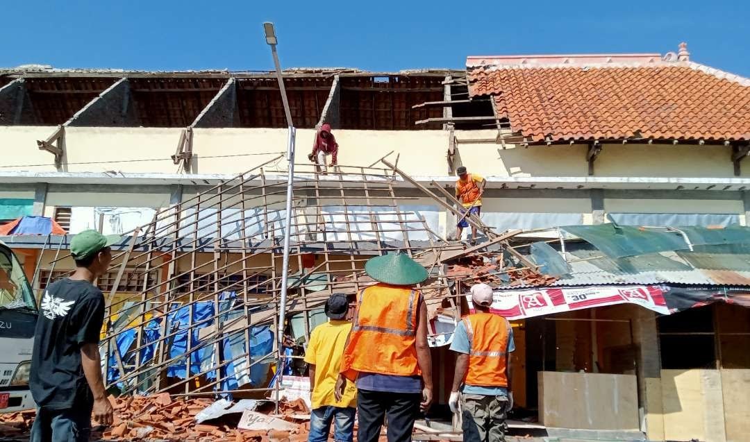 Insiden Runtuhnya Atap Pasar Sore di Tuban, Pedagang Mengungsi, Kerugian Ratusan Juta