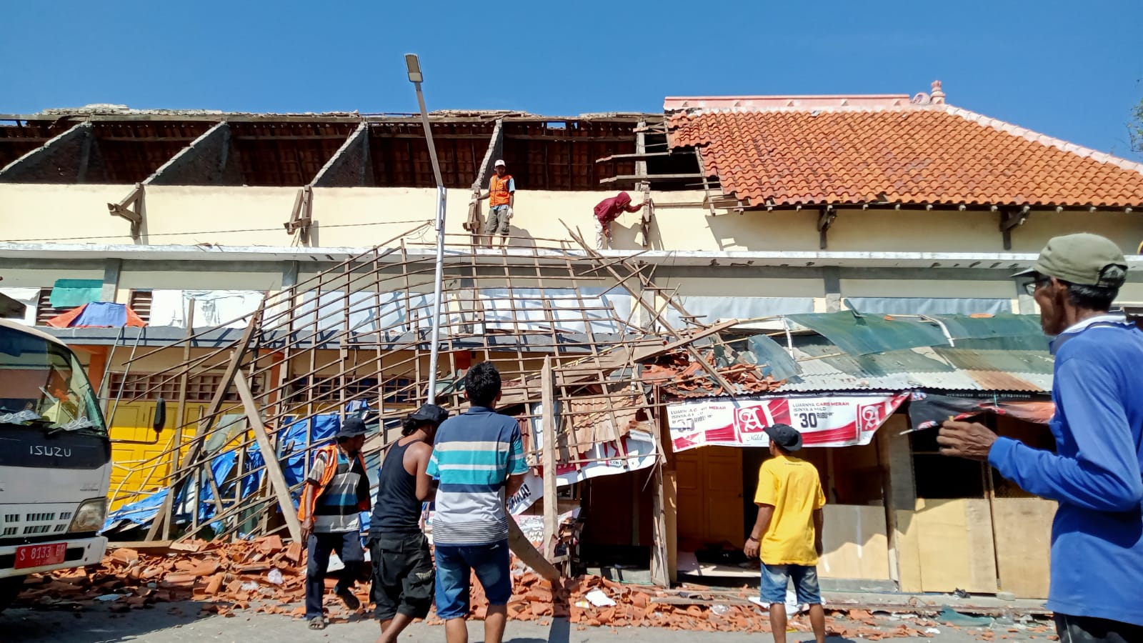 Genteng Berjatuhan Jadi Pertanda Awal Runtuhnya Atap Pasar Sore Tuban