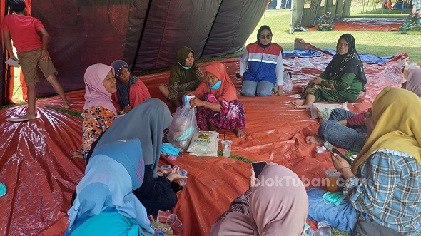 Di Tenda Pengungsian, Warga Tasikharjo Tuban Dapat Konsumsi dan Trauma Healing