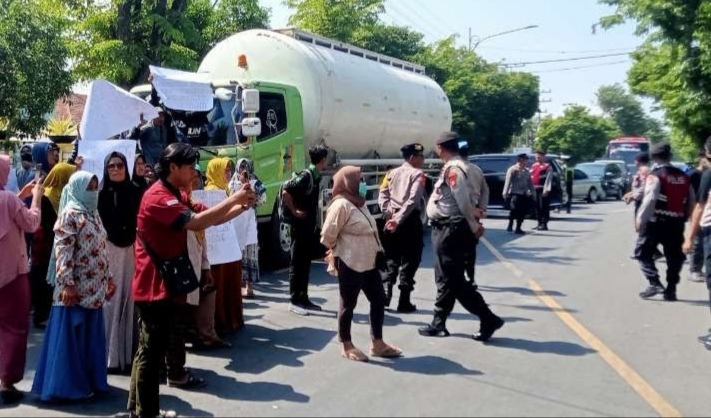 Blokade Jalan Nasional di Tuban, Massa Tuntut Keadilan untuk Mbah Darmi