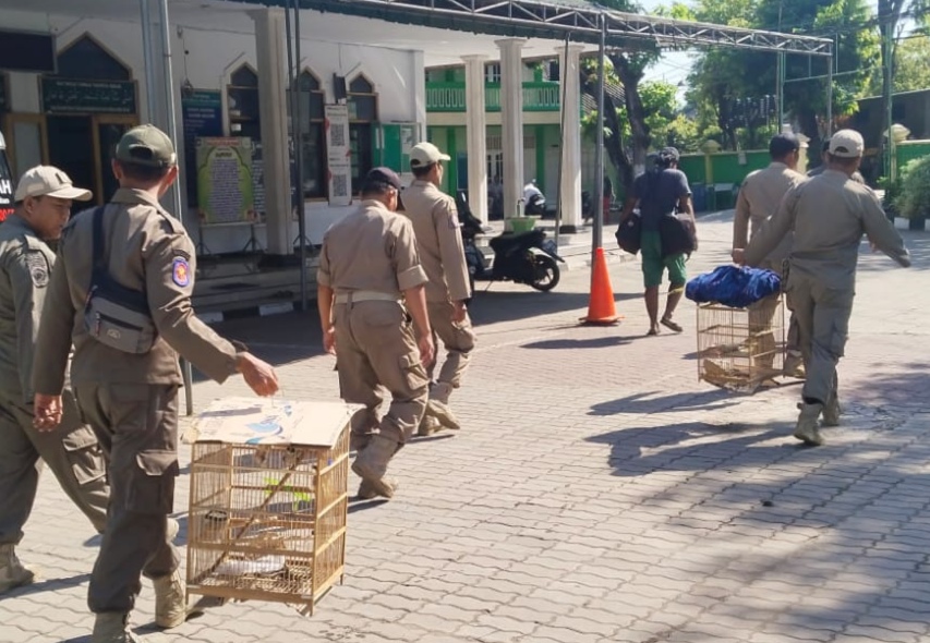 ODGJ Membawa Sangkar Burung di Masjid Al Falah Tuban Ditertibkan