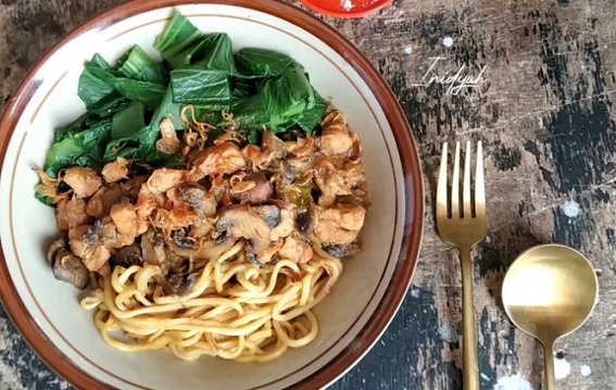 Resep Mie Yamin Topping Potongan Ayam dan Jamur Merang