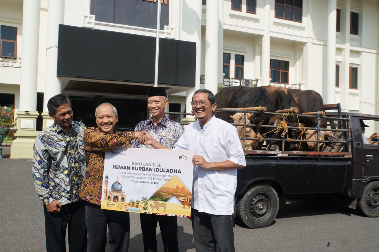 Pemkab Tuban Terima 8 Sapi Kurban dari SIG