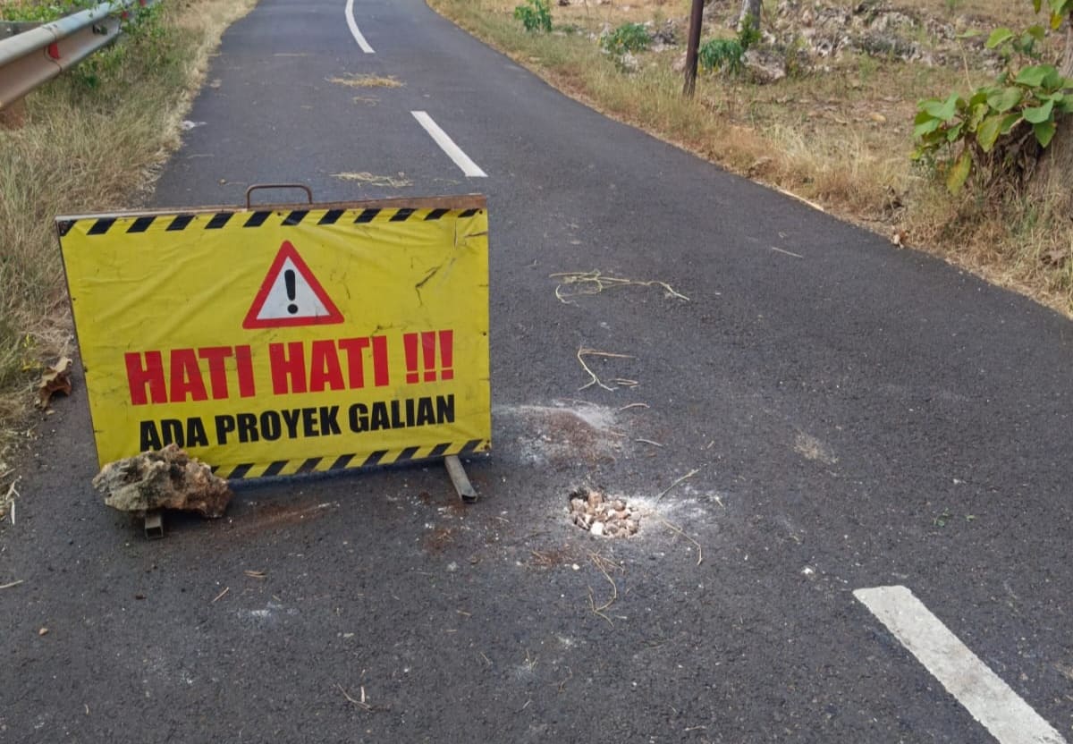 Dinas PUPR Tuban Urug Lubang Besar di Jalan Bektiharjo-Grabagan dengan Batu