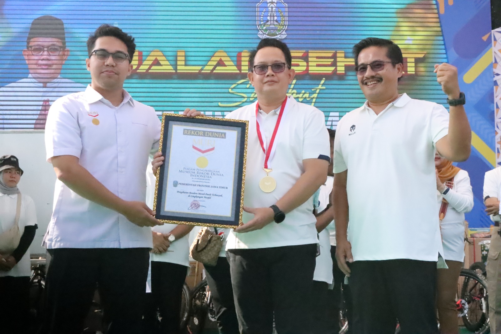 Jawa Timur Ukir Rekor Dunia dalam Pengibaran Bendera di Lingkungan Masjid