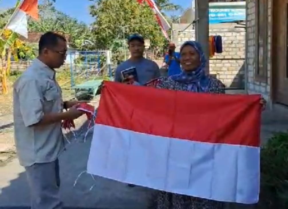 IJTI Bagikan Puluhan Bendera Merah Putih dan Buku Tokoh Bangsa di Tuban