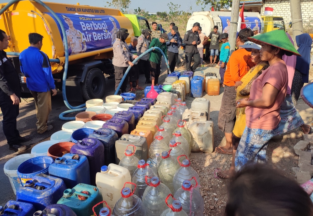 Distribusikan 25.000 Liter Air Bersih di Desa Grabagan Tuban yang Dilanda Kekeringan