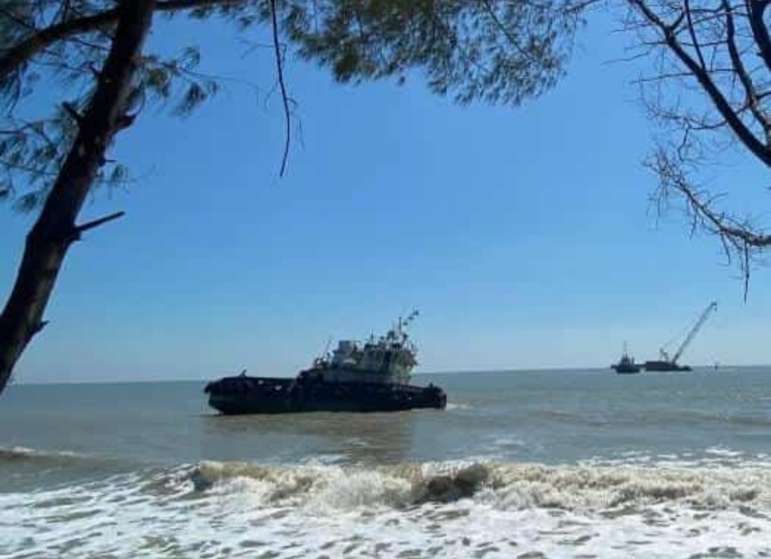 Karam Sejak Seminggu, Kapal di Perairan Tuban Belum Bisa Dievakuasi