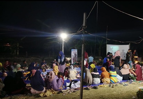 Peringati HUT 79 RI, Mahasiswa IAINU Tuban Ajak Masyarakat Desa Temaji Nobar