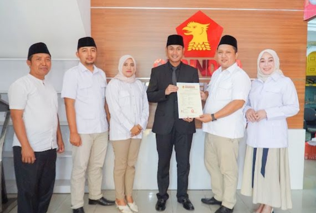 H-1 Pendaftaran, Sekretaris DPC Gerindra Tuban Serahkan Formulir B1 KWK ke Lindra - Joko, Mendaftar Besok?
