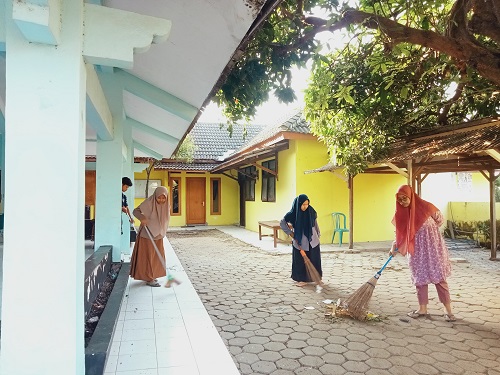 Jumat Bersih di Desa Temaji: Mahasiswa IAINU Tuban Beraksi untuk Lingkungan yang Sehat