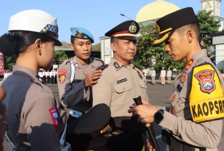 Tanpa Catatan Buruk, Dua Polisi Tuban Terima Kenaikan Pangkat