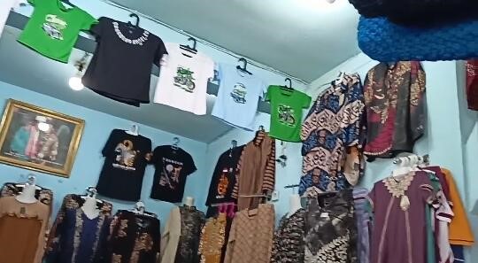 Pedagang Pakaian di Wisata Religi Perut Bumi Tuban Hadapi Tantangan dengan Strategi Berbeda