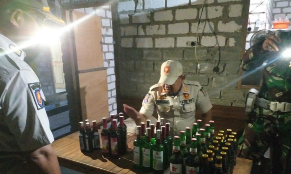 Petugas Gabungan Tuban Temukan Pelanggaran di Warung-warung Jelang Pilkada