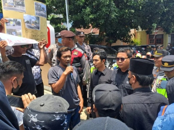 Belum Dicopot, Baliho Paslon Berlogo Pemkab Tuban Dinilai Bentuk Ketidaknetralan