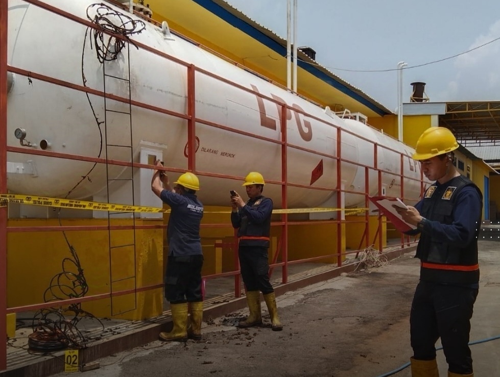 Tim Forensik Bid Labfor Polda Jatim Selidiki Penyebab Kebakaran Pabrik Kecap di Tuban