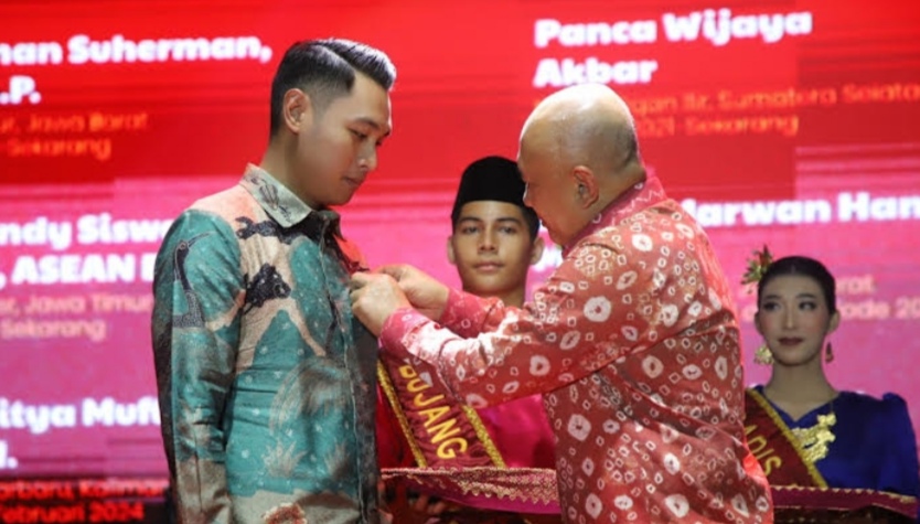 Menteri Teten Beri Tanda Penghargaan dan Jasa Bakti Koperasi dan UKM untuk Kabupaten Tuban