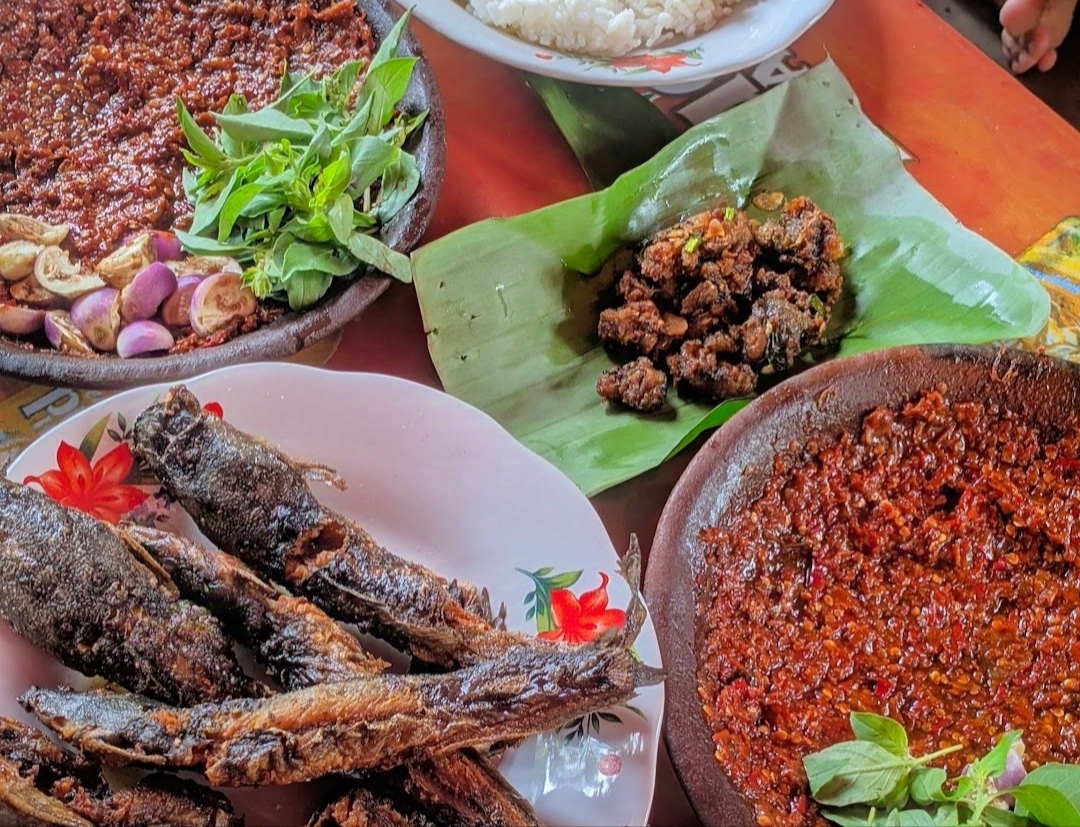 Warung Pak Rasdam: Pilihan Kuliner Pedas di Tuban dengan Sambal Korek Andalan